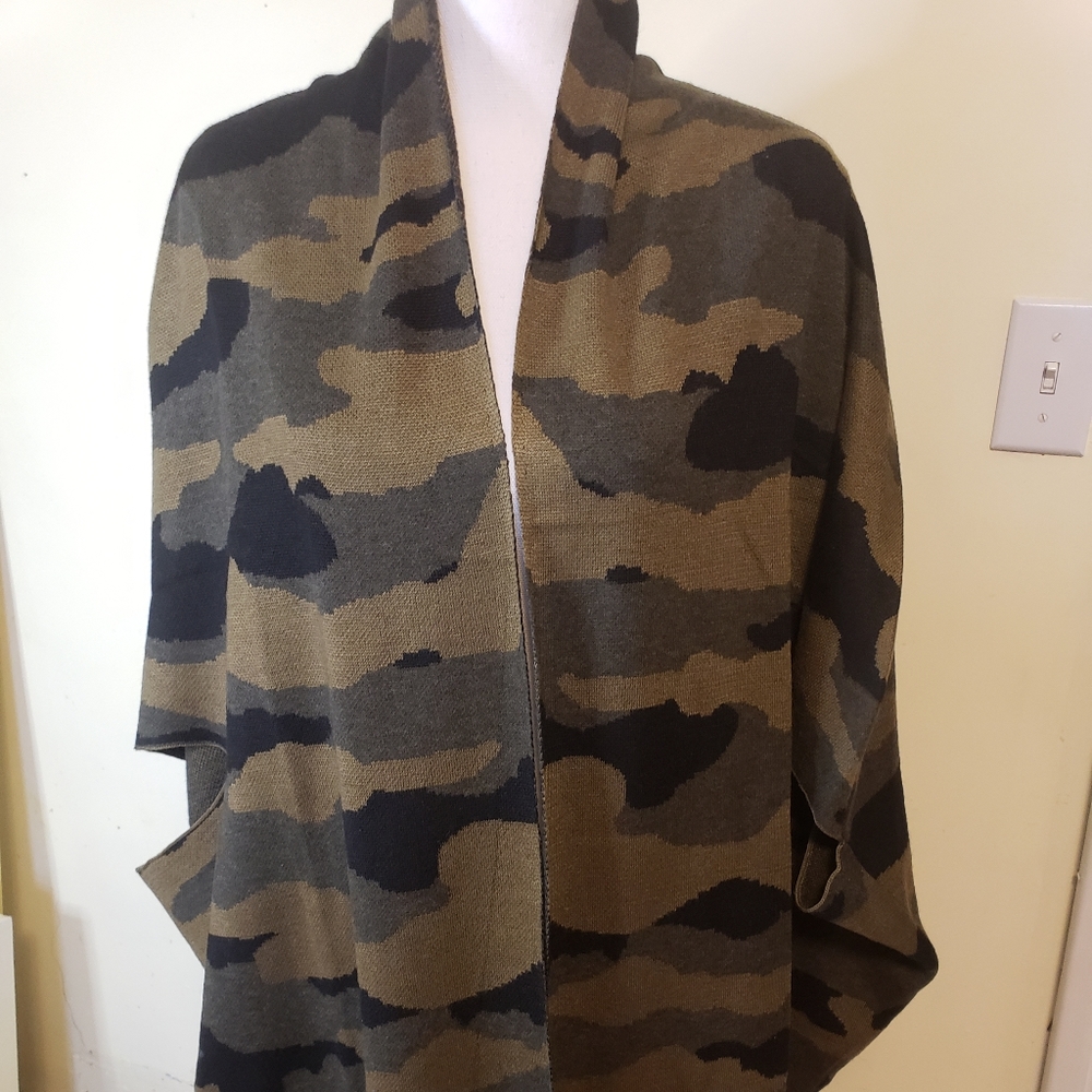 Look by New York camo vest with arm holes NWT